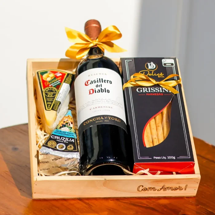 Cesta com queijo e vinho