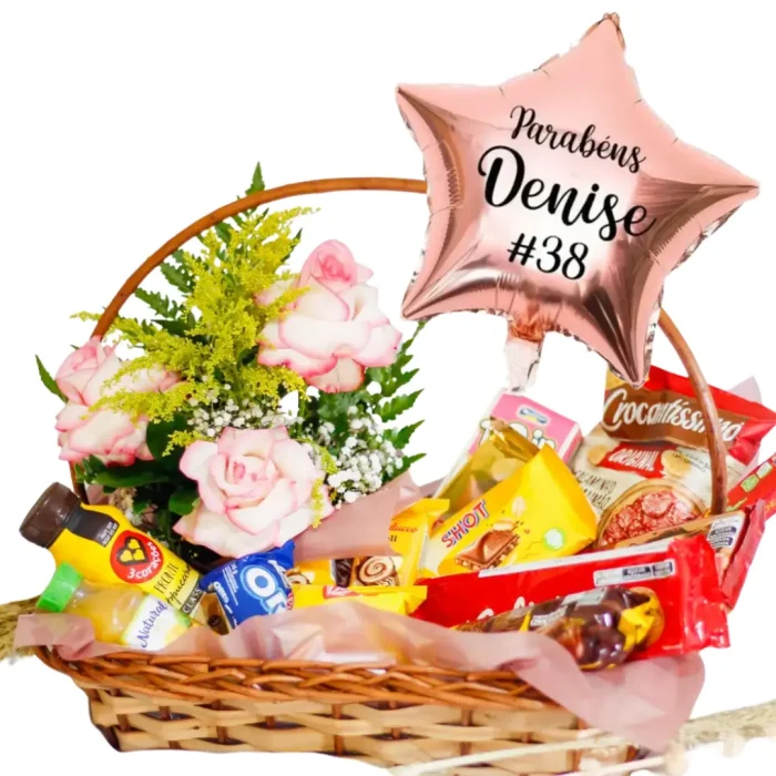 Cesta de chocolates Bruna para aniversário com flores rosas, chocolates, biscoitos e suco, decorada com balão estrela personalizado . Presente ideal para celebrar aniversários com carinho e sofisticação
