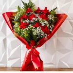 Buquê de Rosas Vermelhas Betina é um lindo presente romantico para presentear a pessoal amada. Presentei sua esposa, namorada ou até mesmo uma amiga.