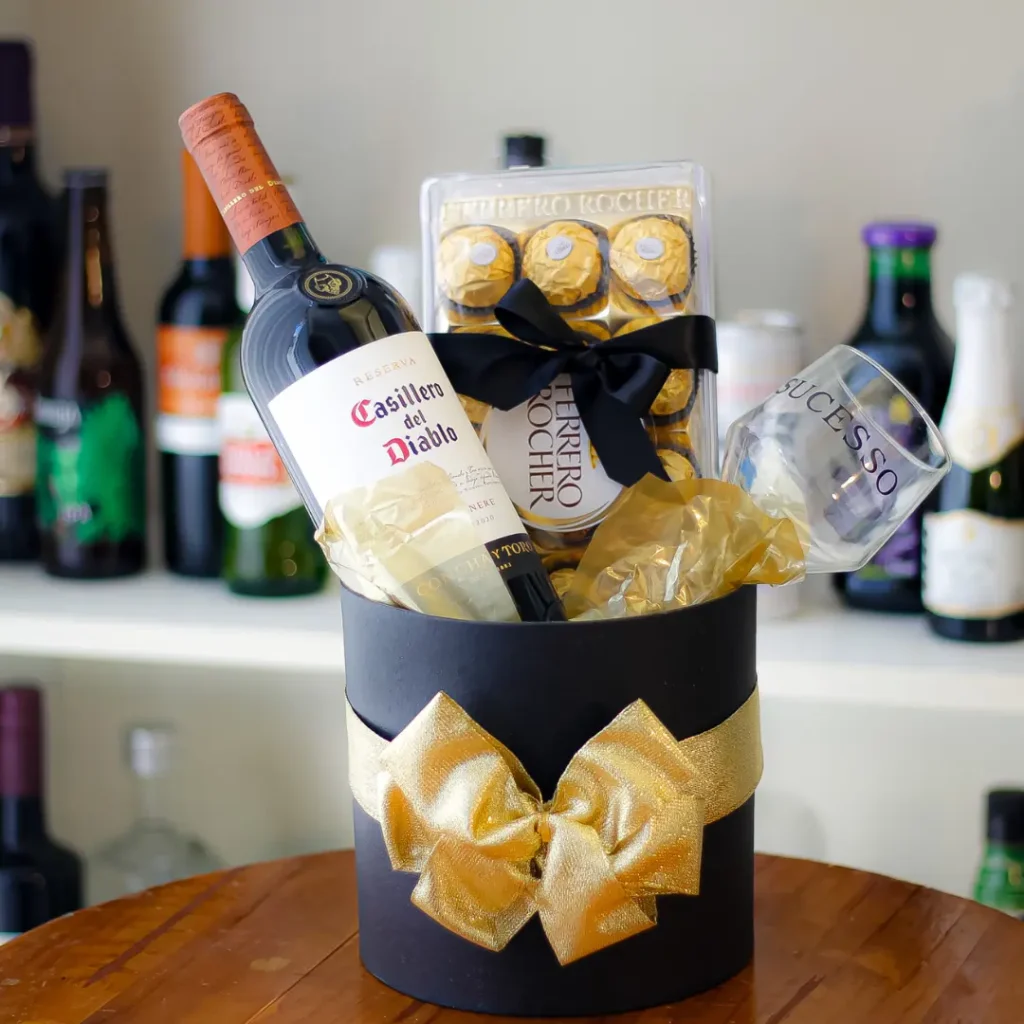 A Box Sucesso com Vinho e Chocolates é uma opção sofisticada e elegante para surpreender em qualquer ocasião especial.