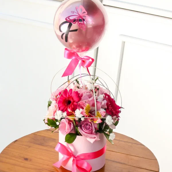 arranjo de flores com balão, cachepo com flores, bom com flores