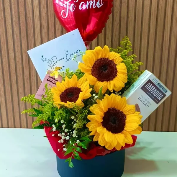 Box de girassóis te amo com chocolate Amaranto, balão vermelho “Te Amo” e cartão personalizado, arranjo romântico em caixa preta.