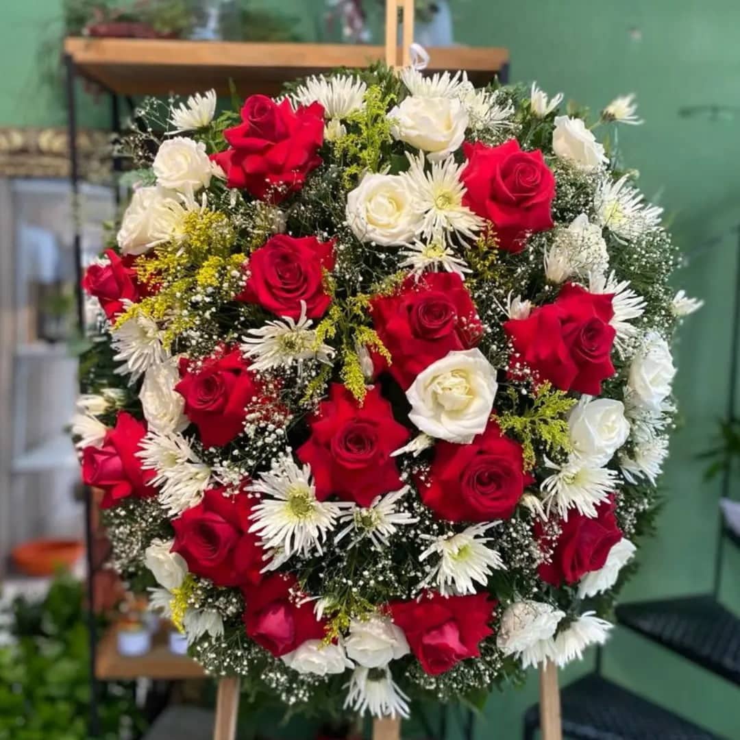Coroa com rosas brancas e vermelhas Coroa de Flores - CO049 - Imagem 1
