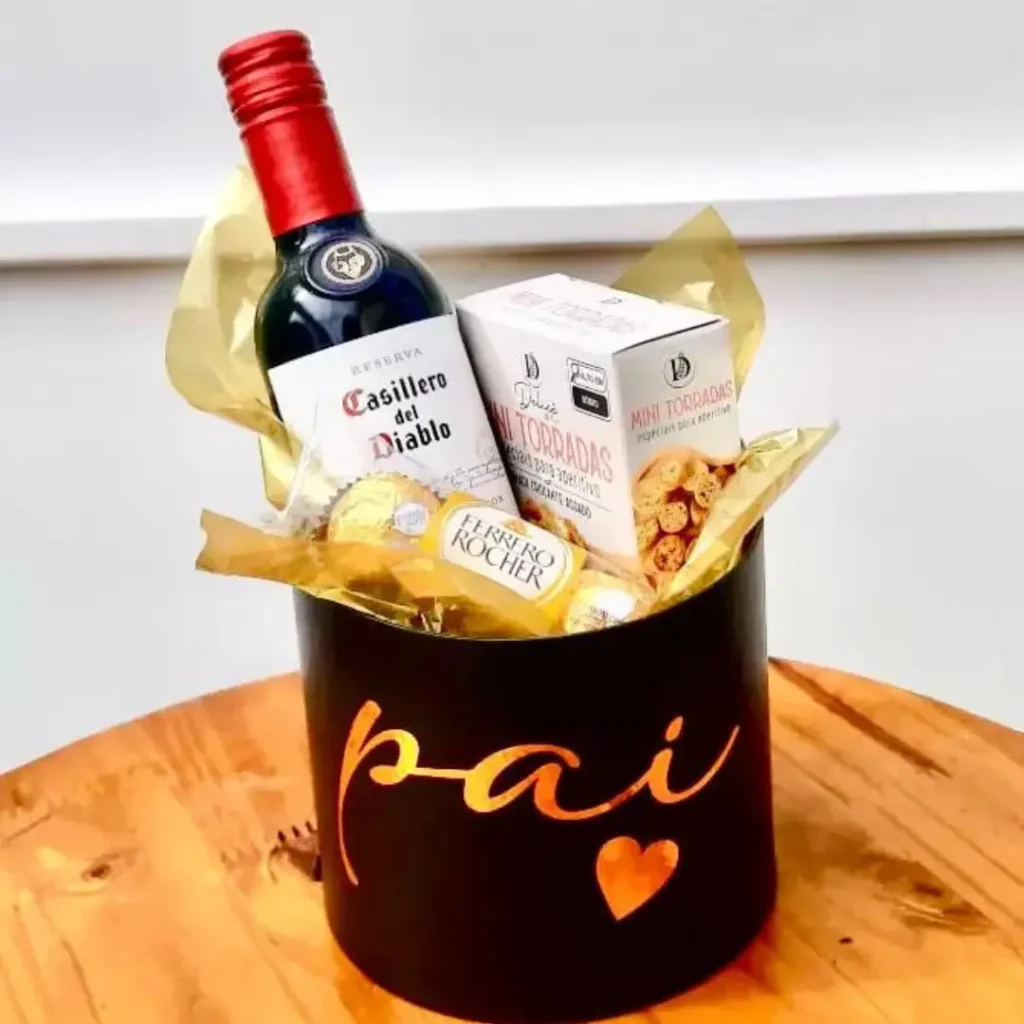 Box Benjamin é um lindo presente personalizado com deliciosos vinho, torradas e bombons