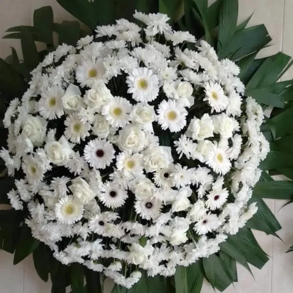 Coroa de flores brancas para velórios
