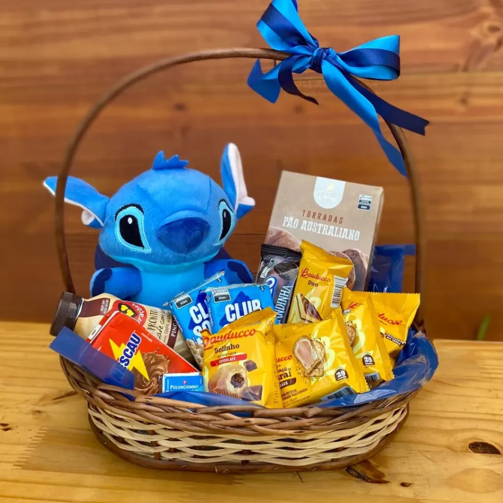 Cesta de café Stich com pães e urso Stich