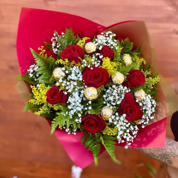 Buquê Com 10 Rosas Vermelhas e Ferrero Rocher é um presente especial para aquele momento roamntico