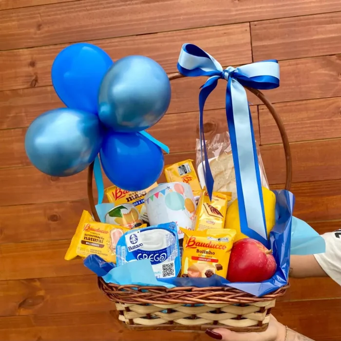 Cesta de Café Blue é a cesta de café da manhão com balões coloridos frutas e varios itens