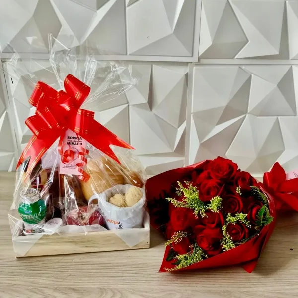 Cesta de café da manhã com rosas vermelhas