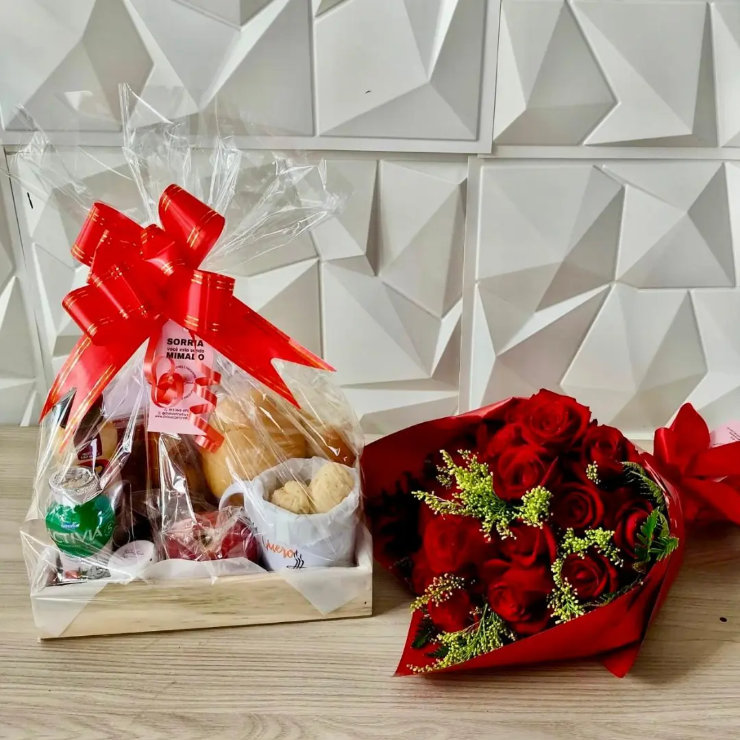 Cesta de café da manhã com rosas Cesta de café da manhã com rosas vermelhas