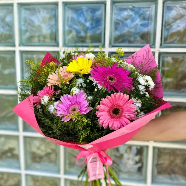 Nosso Buque de gerberas mista é um lindo presente colorido para presentear em aniversario ou até mesmo em uma data especial
