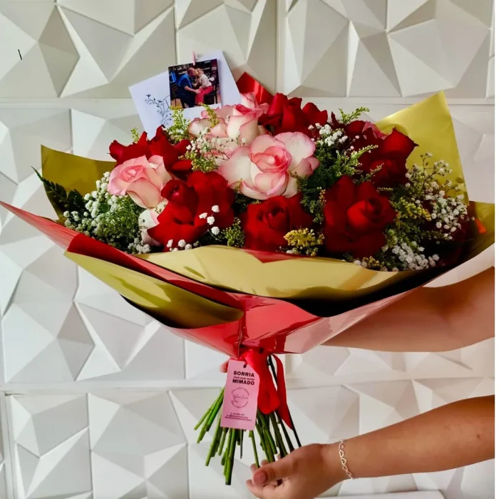 Compre nosso Buquê de Rosas Mistas, perfeito para presentear em qualquer ocasião especial. Rosas frescas e de alta qualidade. Adquira agora no nosso site!