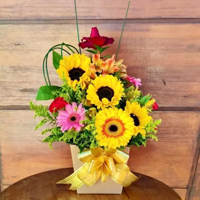 Nosso Arranjo de Flores Mistas é um lindo presente com vários tipos de flores. Presente especial para transformar o dia de quem você ama.