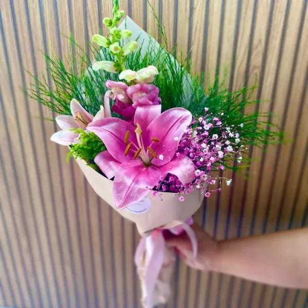 Lindo Buque com Lirio rosa é um lindo presente para quem você ama.