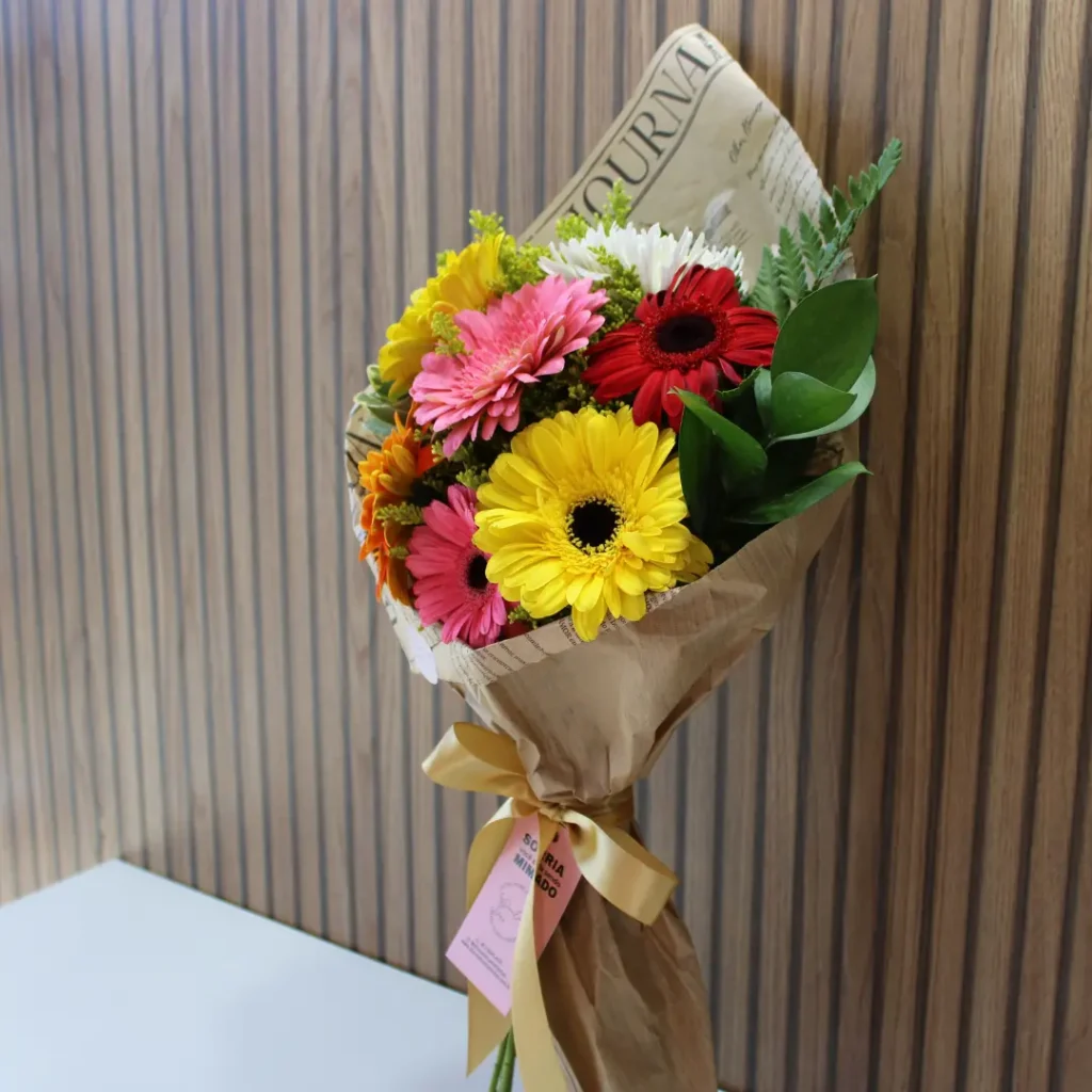 Ramalhete de Gérberas Coloridas com flores frescas e vibrantes. Perfeito para transmitir alegria, amor e boas energias em qualquer ocasião.