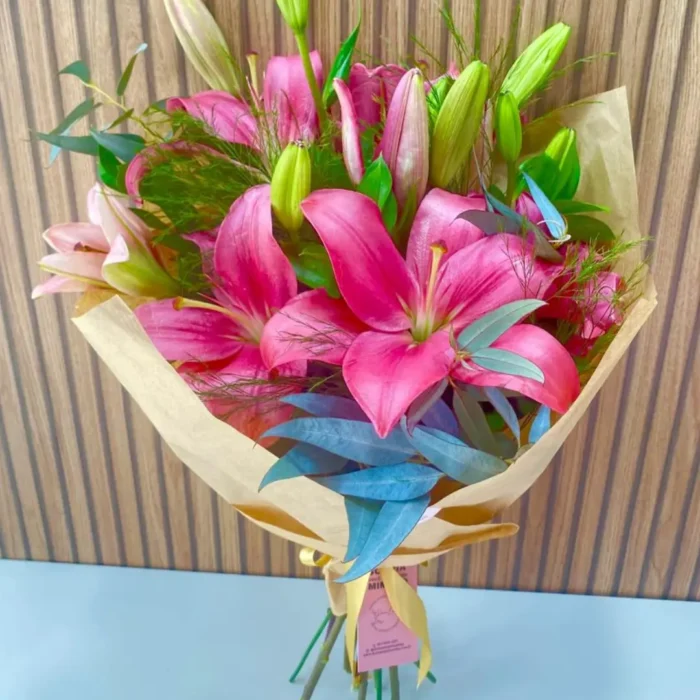 Ramalhete de Lírios Rosa - M, cesta com Chocolates, cestas com Bebidas, flores e Buques., presentes personalizados. Presente para todas as datas.