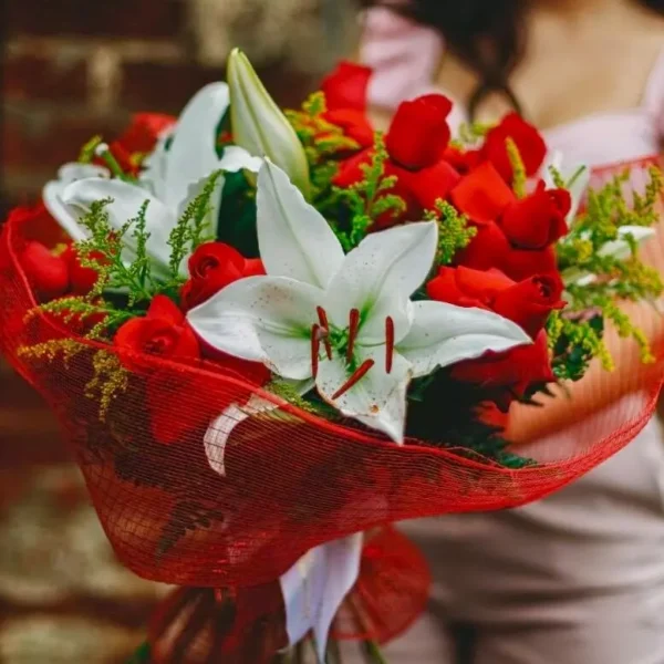 Surpreenda com o Buquê de Rosas Vermelhas e Lírios Brancos – elegância, romantismo e frescor em cada detalhe. Entrega rápida em Florianópolis e região.