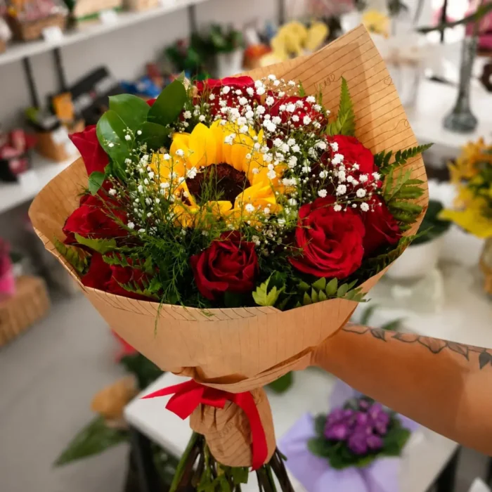 Buquê Rosas & 1 Girassol